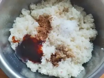 Make Five spicy rice rolls step 3