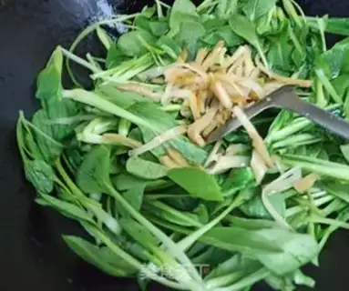 Make Squeeze and egg soup step 1
