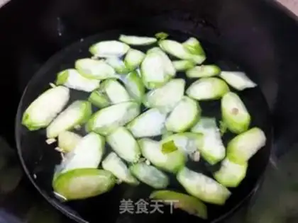 Make Hand-to-hand meatball silk melon soup step 5