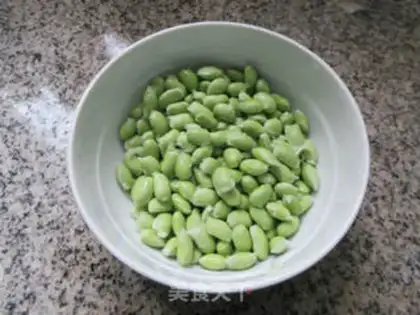 Make Five flowers with beans whips step 1