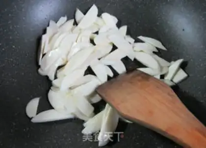 Make The mushroom sauce is soaking white step 3