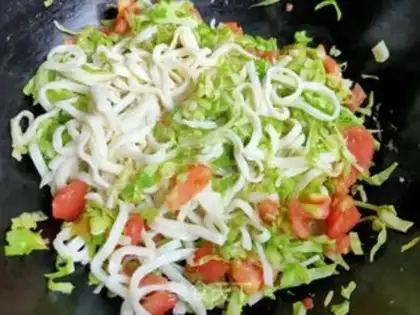 Make Tomato-covered noodles step 8