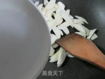 Make The mushroom sauce is soaking white step 4