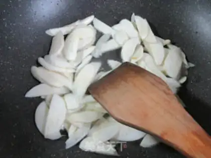 Make The mushroom sauce is soaking white step 5
