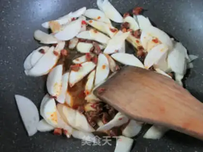Make The mushroom sauce is soaking white step 7