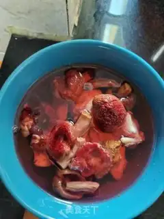 Make Chicken soup for red mushrooms step 2