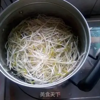 Make Plumbing green bean sprouts step 1