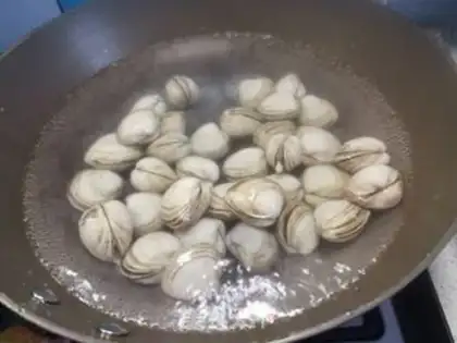 Make Spicy white clams step 2