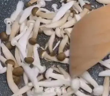 Make Twin mushrooms and egg rice step 1