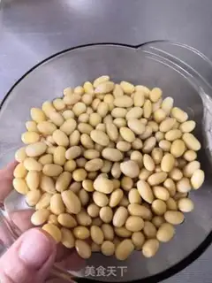 Make Red dates walnut soy step 1