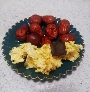 Make "Red dates, sugar and silver." step 0