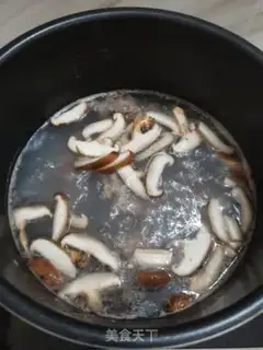 Make Dragon bone mushroom congee step 1
