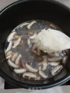 Make Dragon bone mushroom congee step 2
