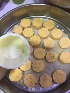 Make Red potato lunar pie step 4