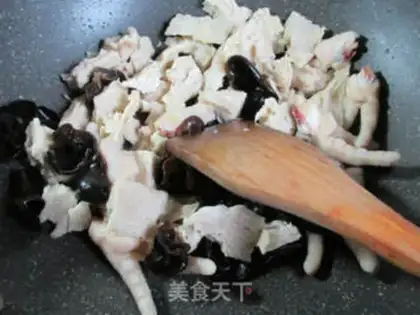Make Black-muted chicken claw barbecue step 2
