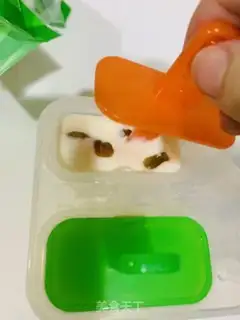 Make Yogurt raisins, low-fat ice cream step 1