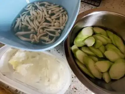 Make Silver ear soup with white mushrooms step 1