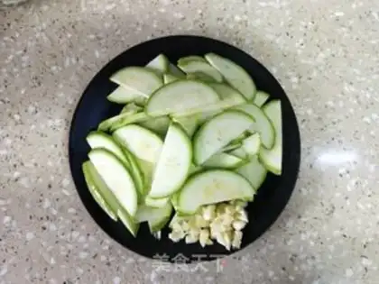 Make Scrambled eggs step 1