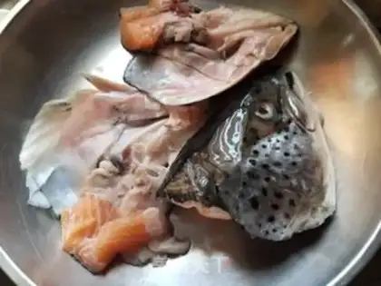 Make Tofu soup with salmon head step 1