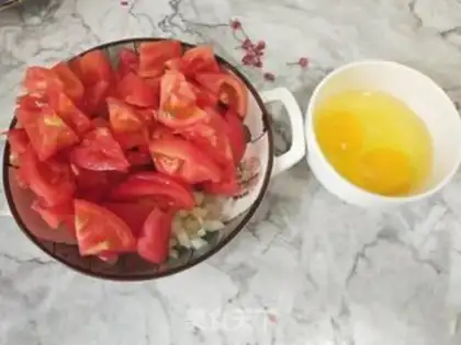 Make Tomato eggs step 1