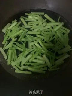 Make Celery fried dry step 1