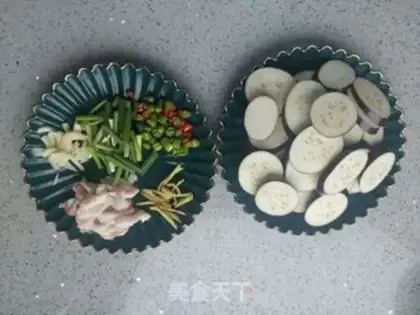 Make Five slices of garlic and cheese step 1