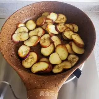 Make Five slices of garlic and cheese step 2