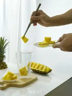 Make A glass of black pineapple step 0
