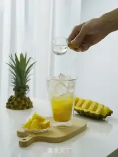 Make A glass of black pineapple step 3