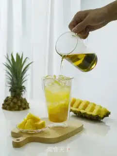 Make A glass of black pineapple step 4
