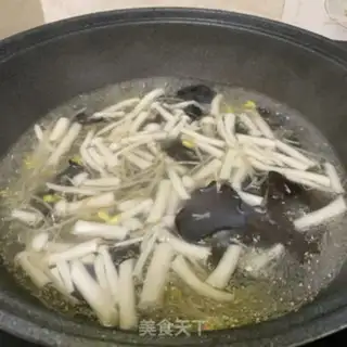 Make Tomato eggs and fungus step 1