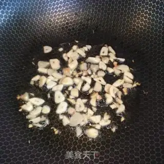 Make Garlic fried potatoes step 1