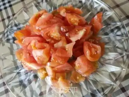 Make Tomato fried eggs step 1