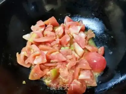 Make Tomato fried eggs step 4