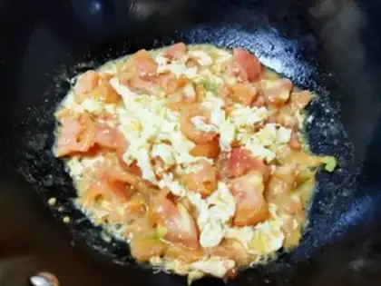 Make Tomato fried eggs step 7