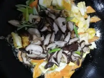 Make Fried mushrooms and eggs step 8