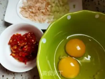 Make Shrimp peeled pepper and fried eggs step 1