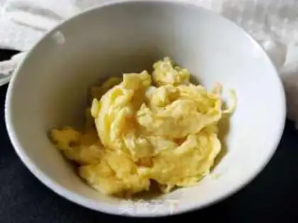 Make Shrimp peeled pepper and fried eggs step 2