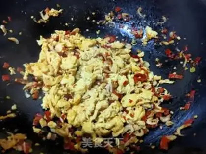 Make Shrimp peeled pepper and fried eggs step 5