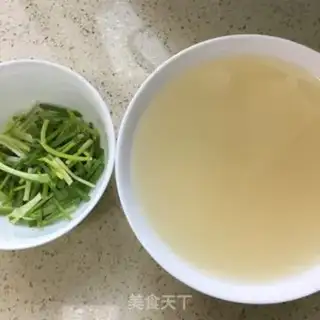 Make Tomato eggs with soup noodles step 1