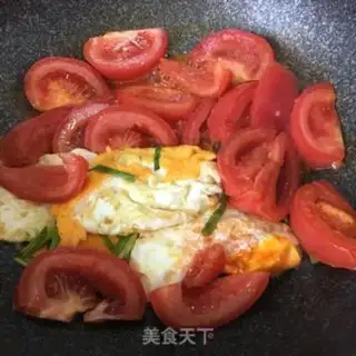 Make Tomato eggs with soup noodles step 4