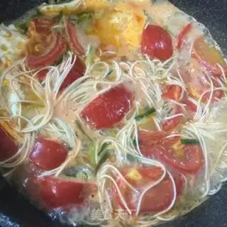 Make Tomato eggs with soup noodles step 5