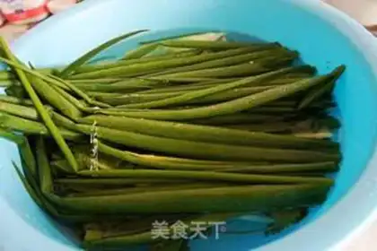 Make Onion leaves step 1