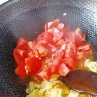 Make Tomato fried eggs step 5