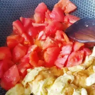 Make Tomato fried eggs step 6