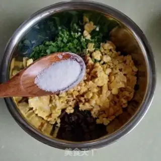 Make An egg box with a pickle step 5