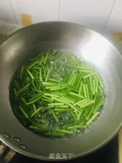Make Garlic fried eggs step 1