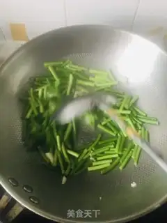 Make Garlic fried eggs step 5