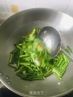 Make Garlic fried eggs step 6