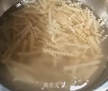 Make Four seasons of bean fried meat step 1